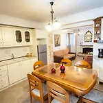 Liapades House 度假居